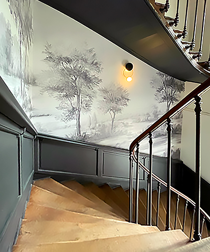 Rénovation, embellissement d'un escalier de Château avec papier peint panoramique.