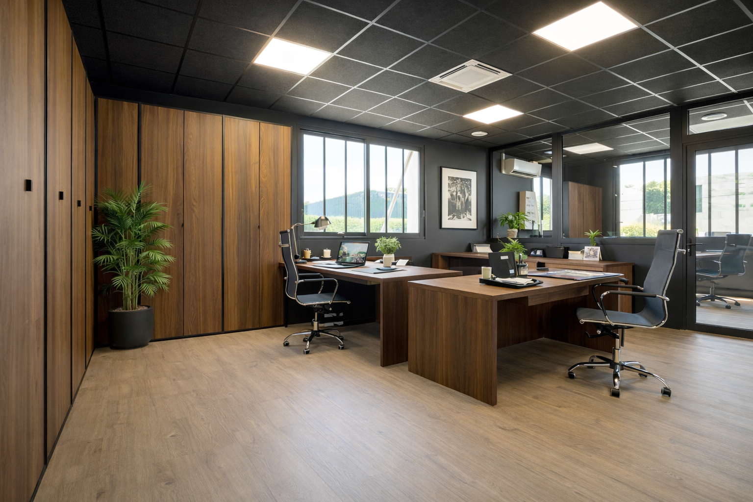 Bureau professionnel avec mobilier en noyer et décoration sur mesure à Cholet