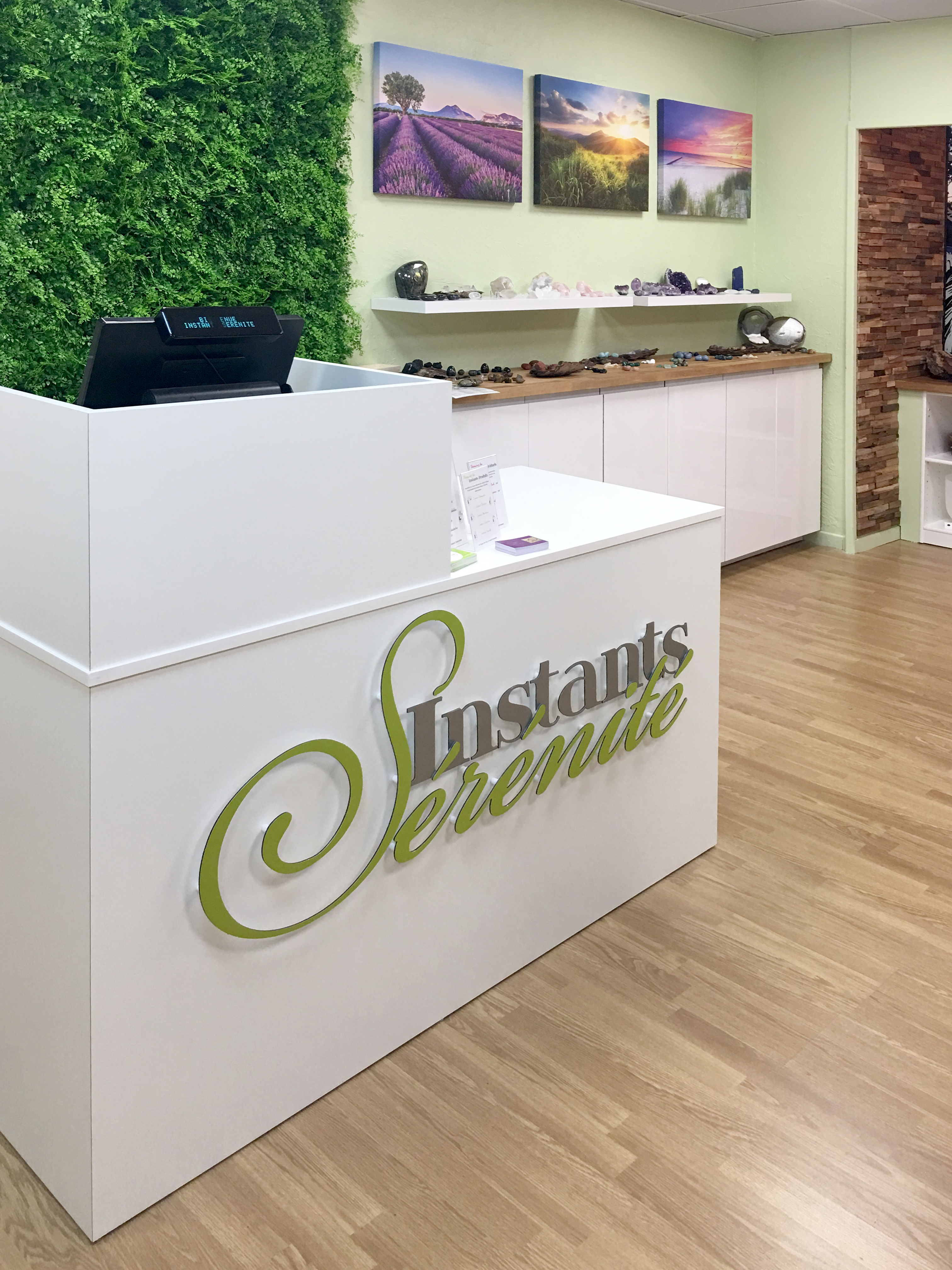 Comptoir d'accueil avec logo en lettres décoratives dans un commerce