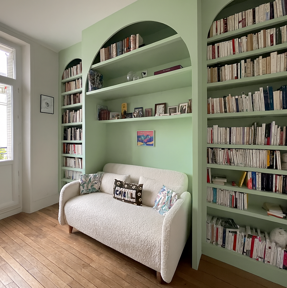 Bibliothèque sur mesure réalisée par une décoratrice d'intérieur à Angers