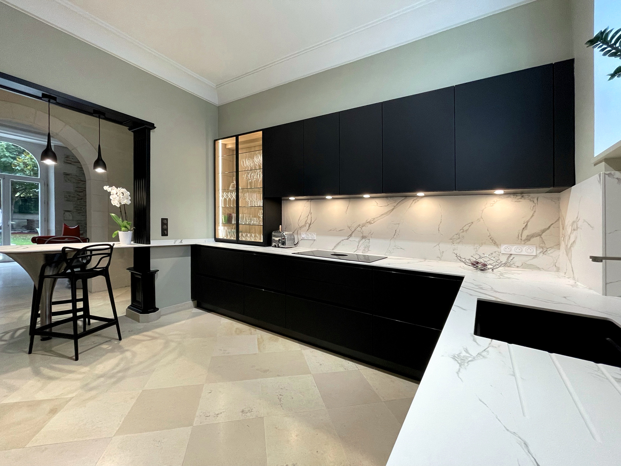 agencement, rénovation d'une cuisine en noir et blanc avec marbre blanc sur angers