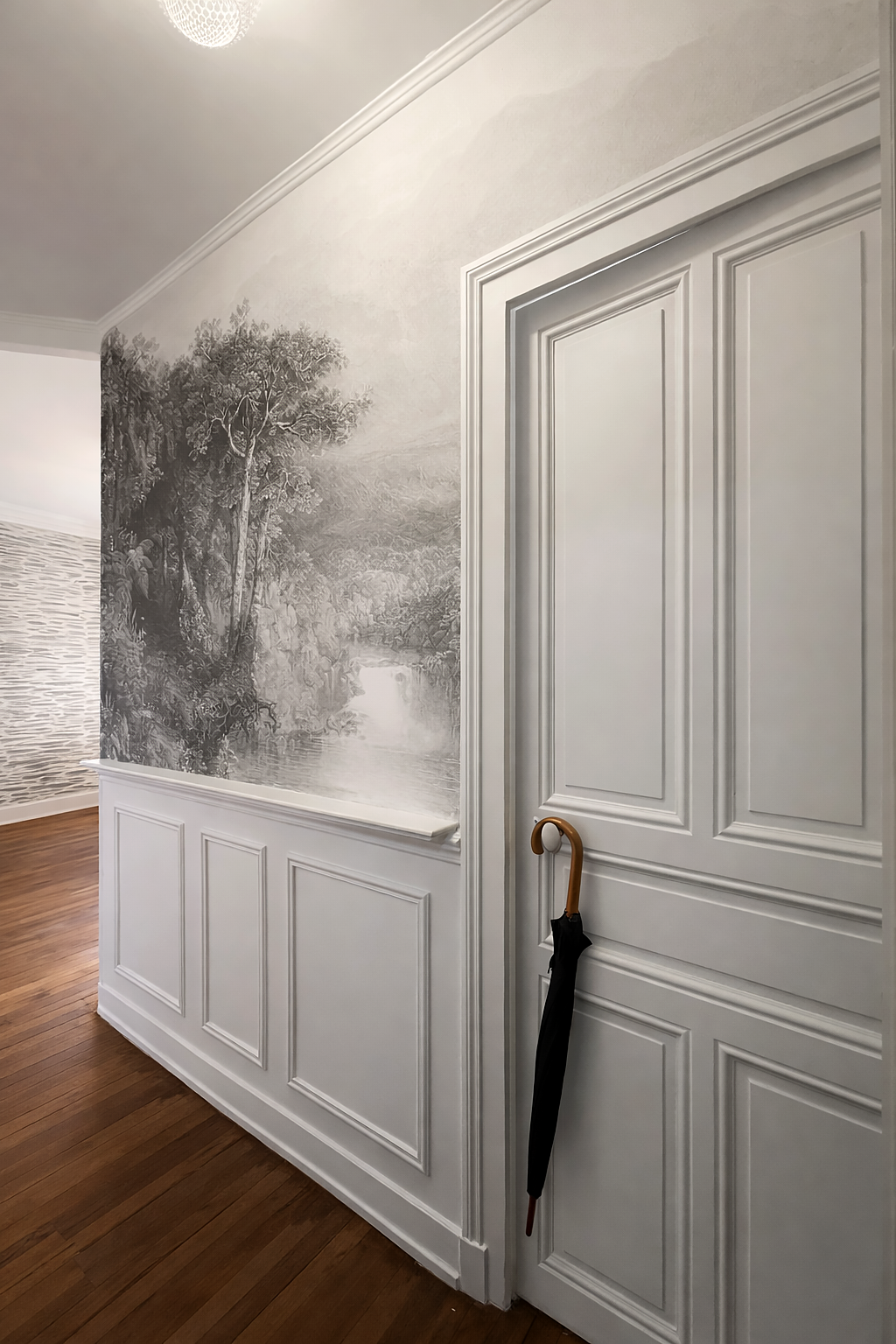 Entrée rénovée avec moulures et décoration haussmannienne à Angers