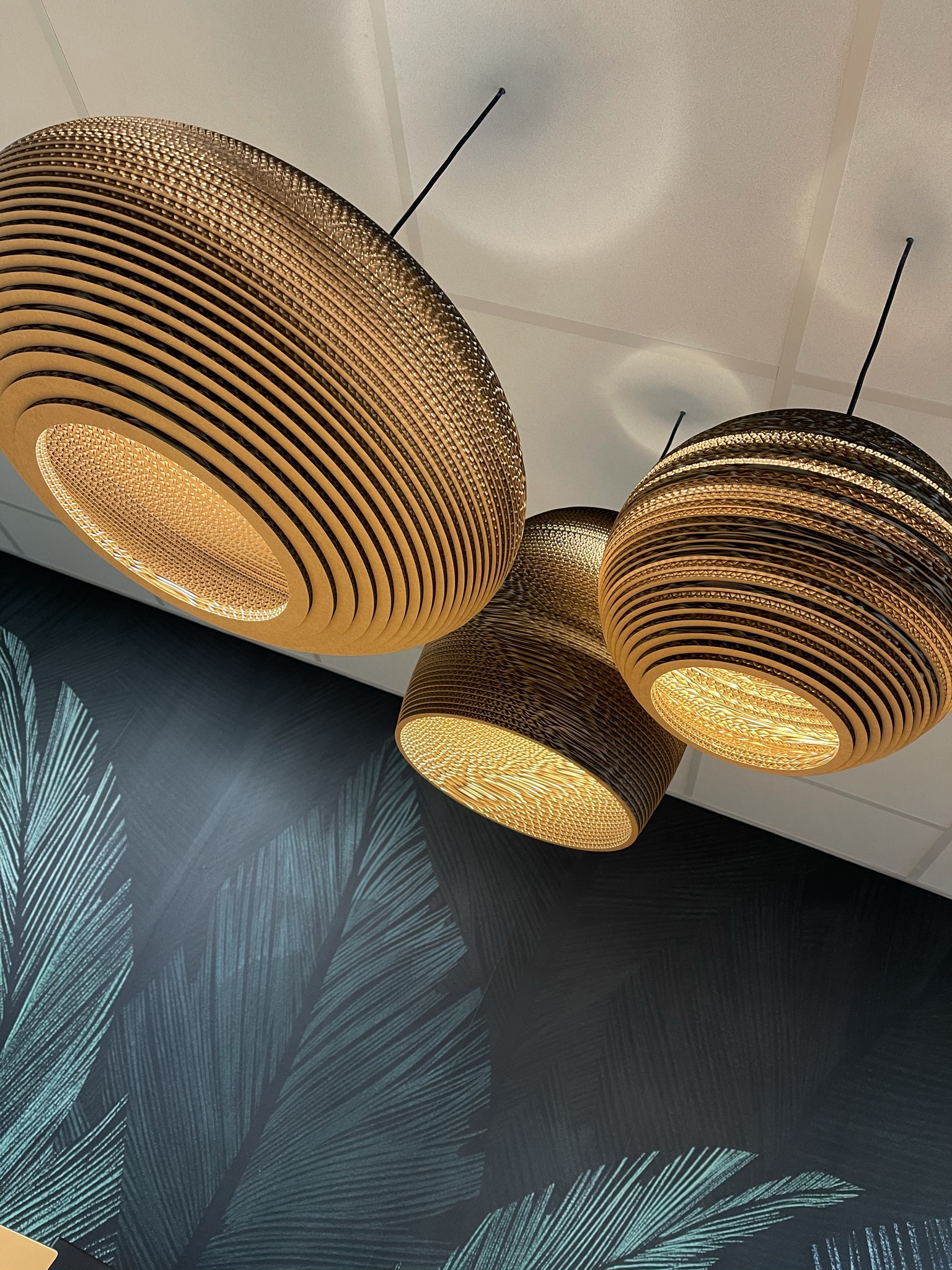 Luminaire design en carton recyclé dans un espace de bureaux contemporain à Angers