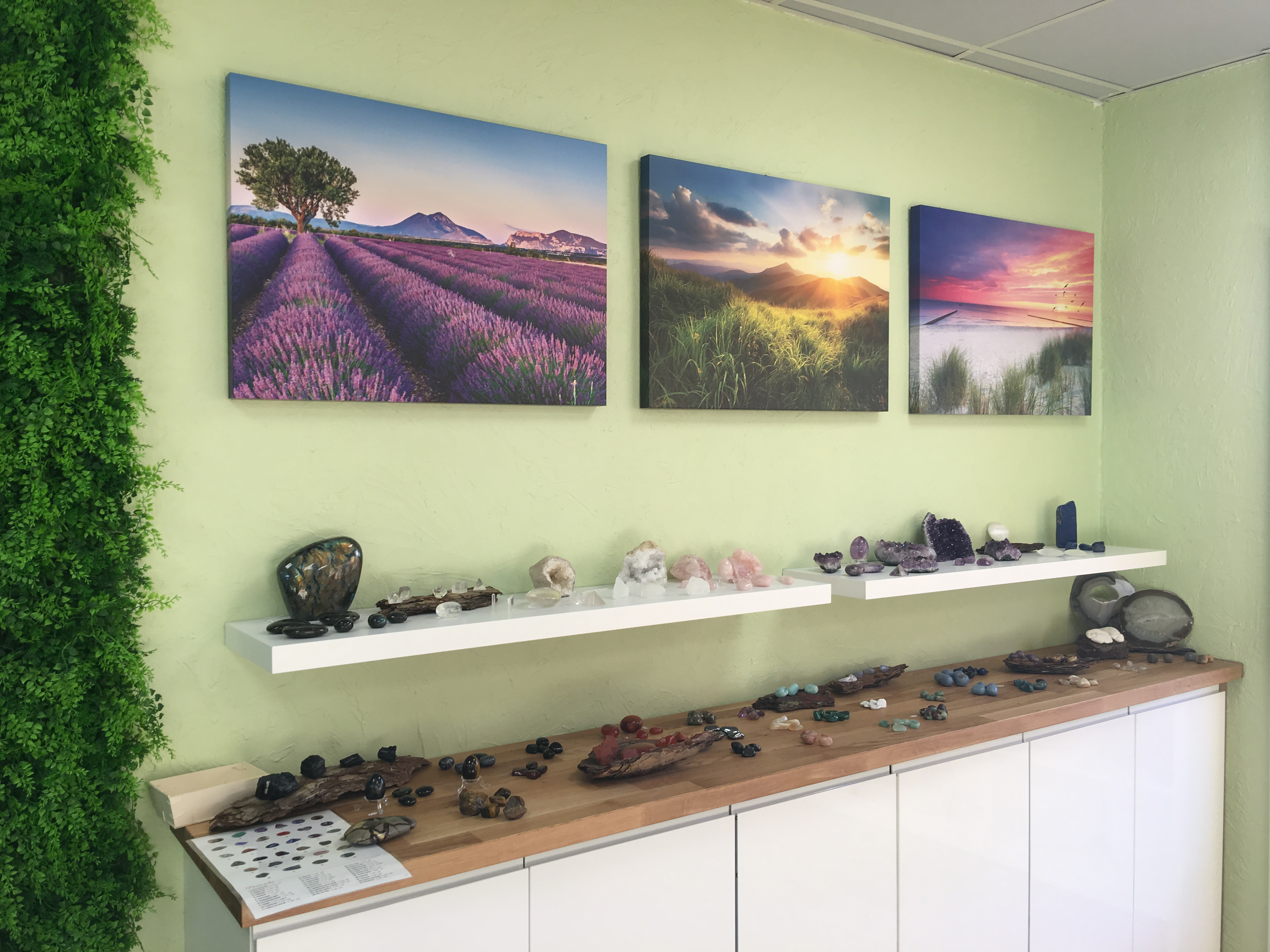 Décoration murale avec lithographie de pierres précieuses dans un espace commercial