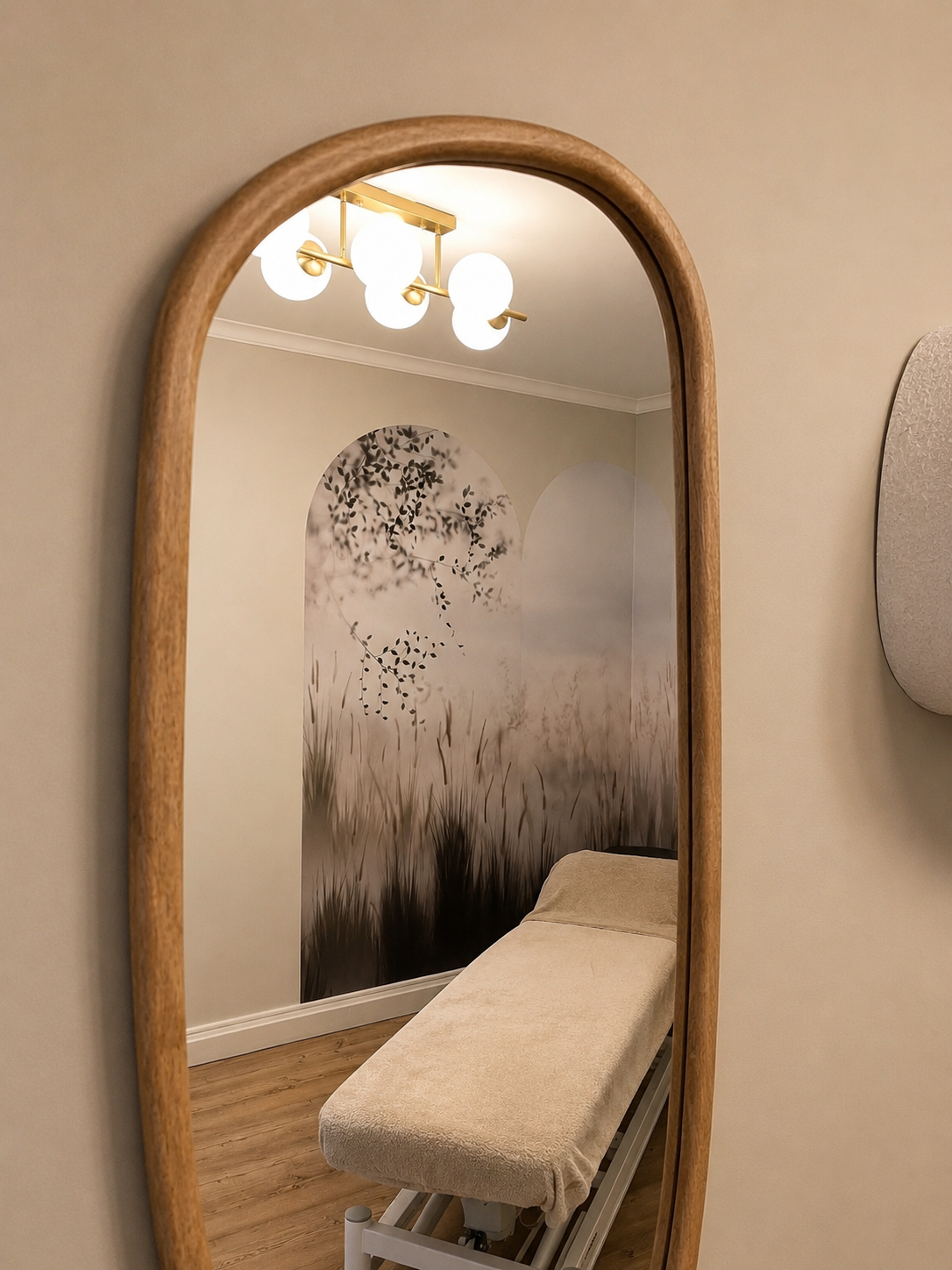 Miroir décoratif dans un cabinet professionnel aménagé à Angers