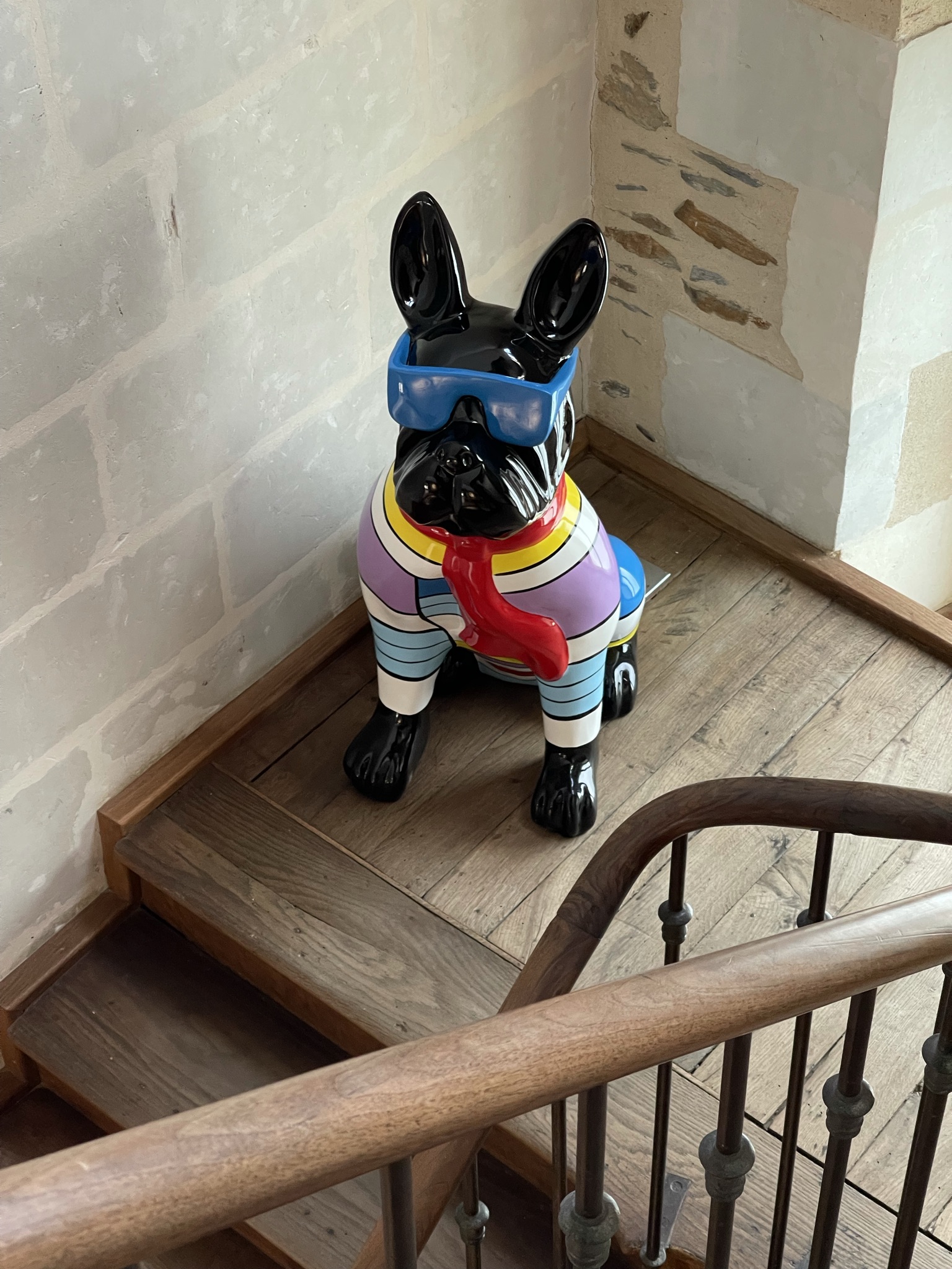 Statue bouledogue décorative dans un intérieur haut de gamme